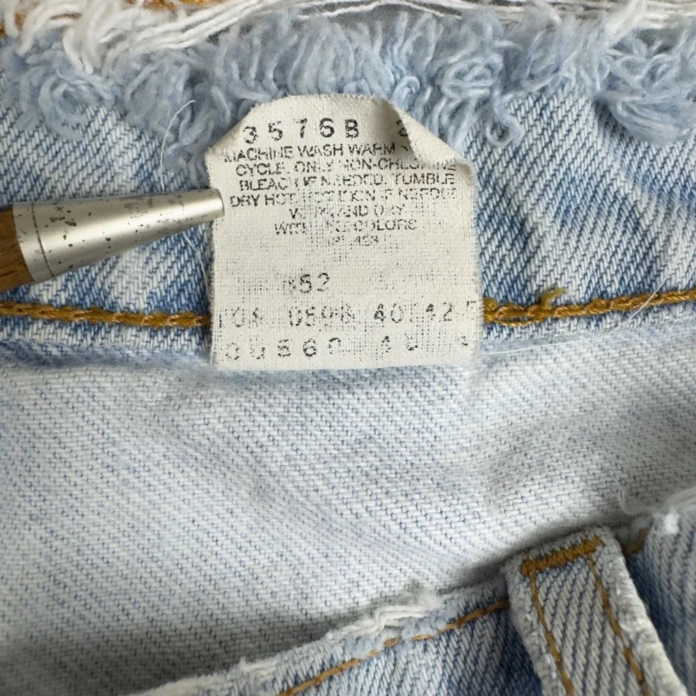 Vtg 90s Levi's 550 Cutoff Shorts‎ Women's 32 Light Wash Distressed Thrashed USA